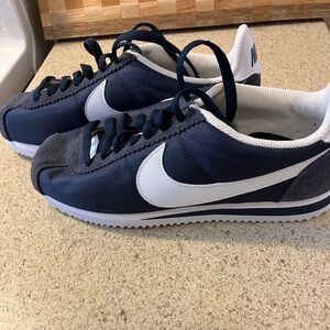 Nike Women’s Blue and white sneakers size 7 NWOT